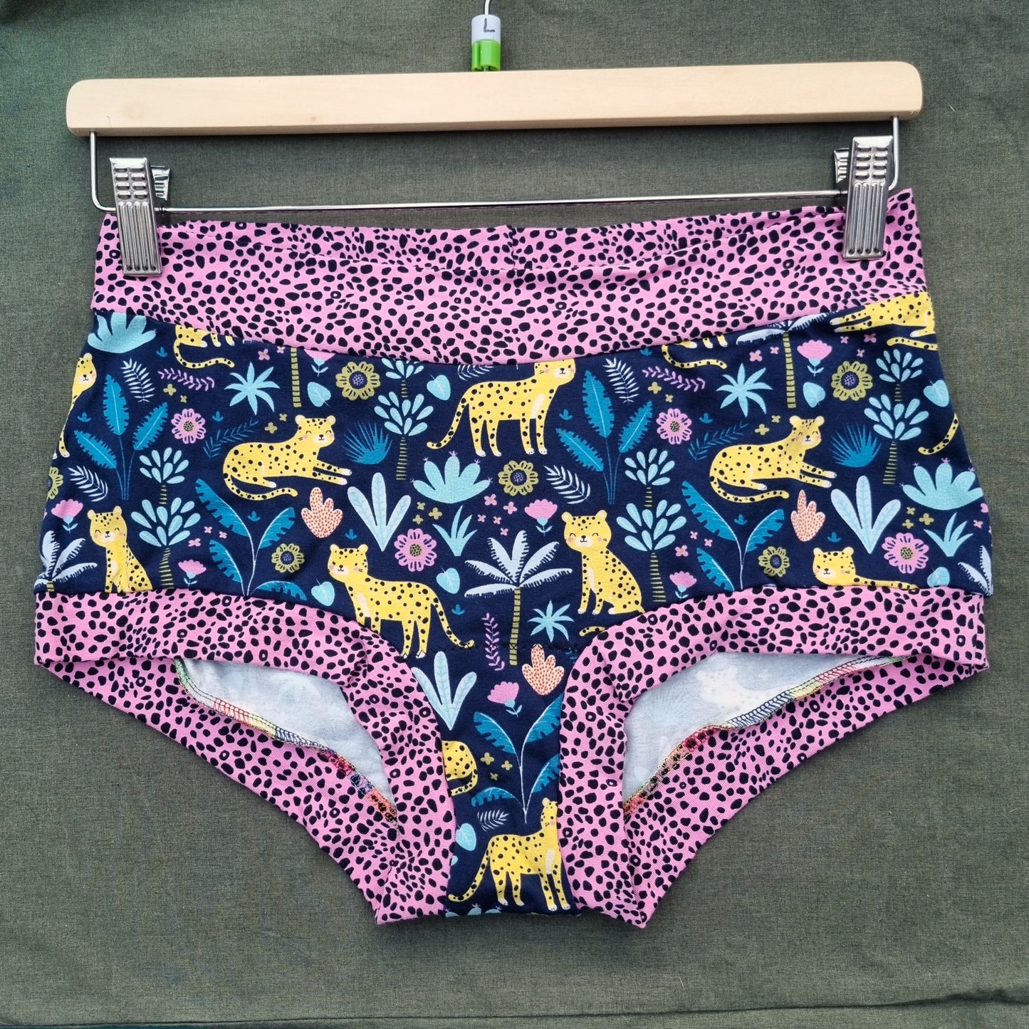 Shorts - Very Wild Leopards (pink)