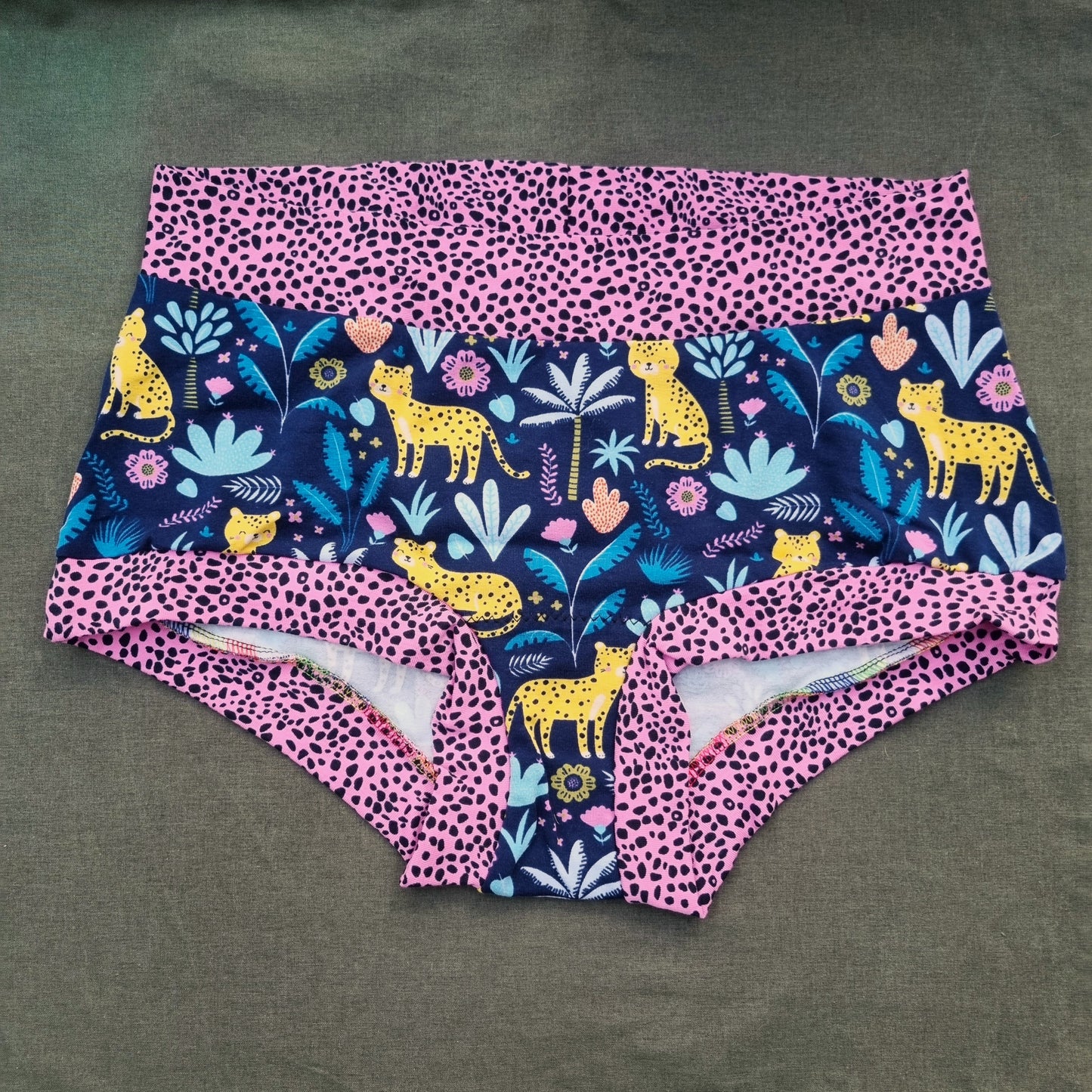Shorts - Very Wild Leopards (pink)