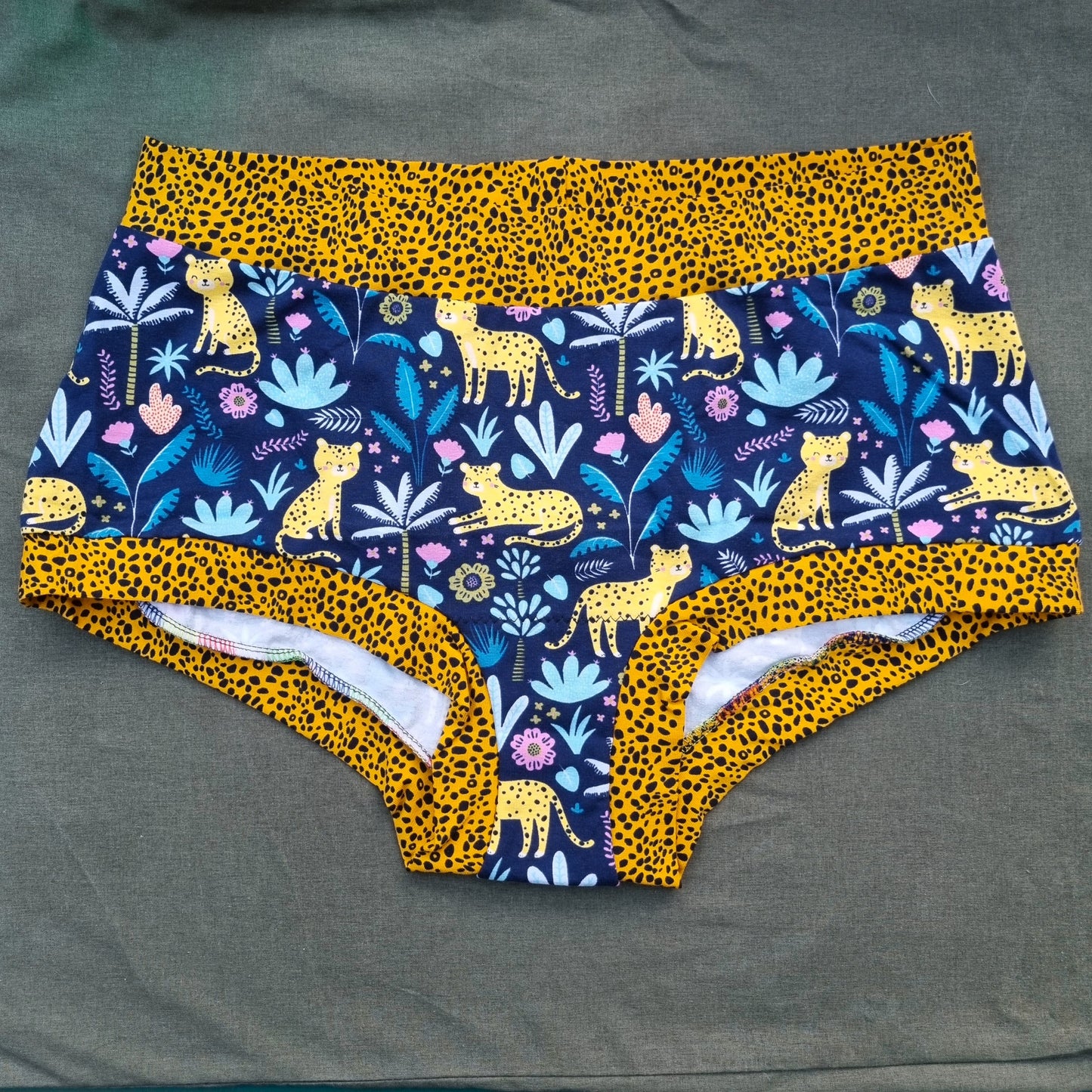 Shorts - Very Wild Leopards (yellow)